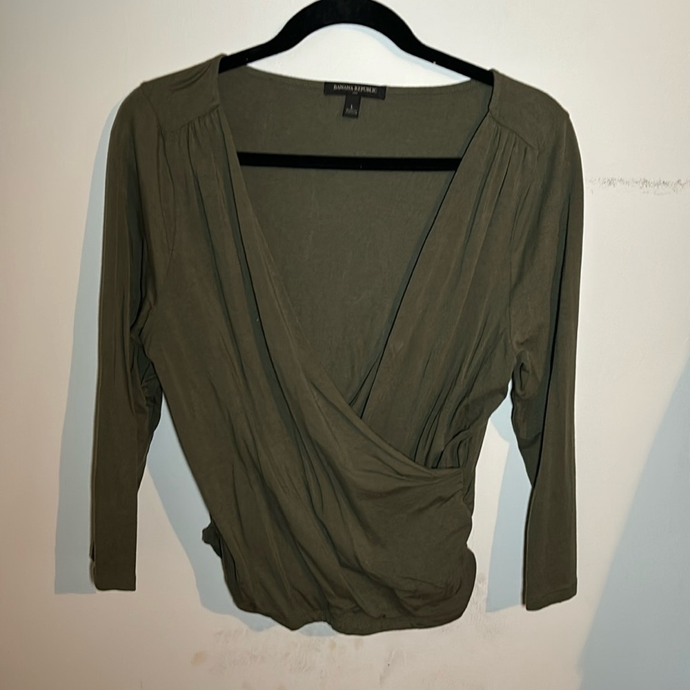 ⭐️Banana Republic Ladies Top
3/4 Length Sleeves